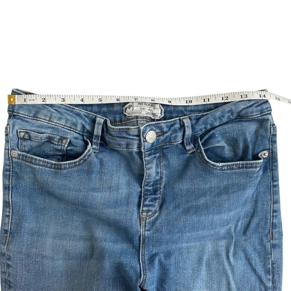 Free People Fringe Crop Jeans Medium Wash Size 31 Cropped Raw Hem Straight Leg - Picture 4 of 8